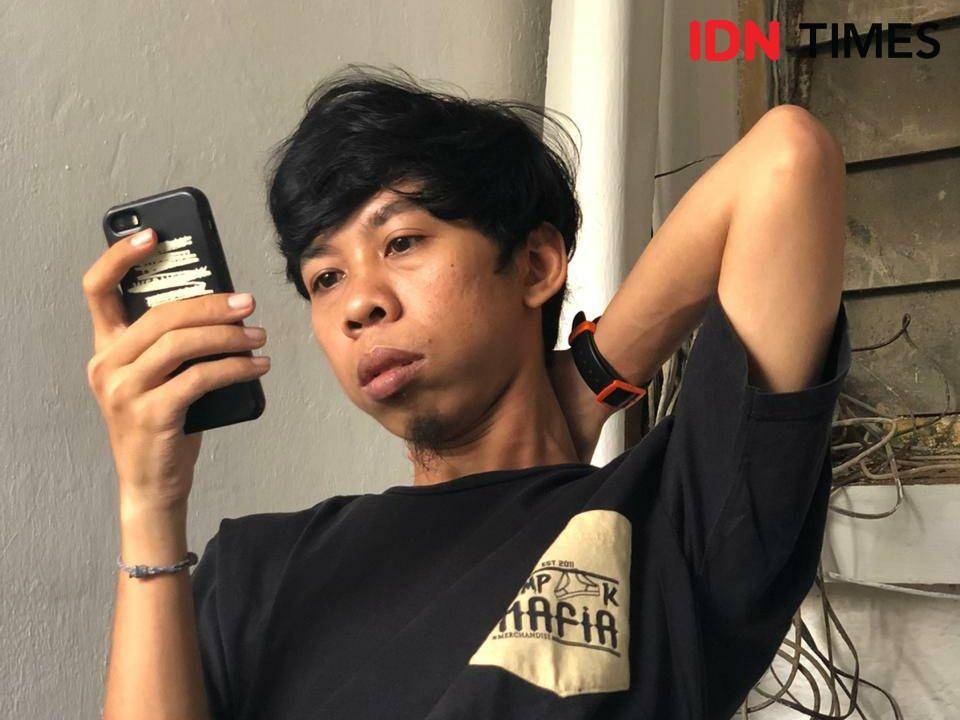 Ilustrasi seseorang yang kecanduan film porno dan gadget (IDN Times/Rangga Erfizal)