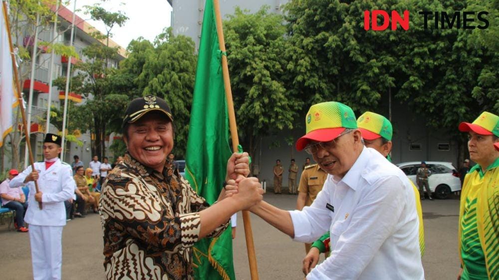 Gubernur Sumsel Herman Deru, bersama ketua kontingen Porwil X Bengkulu sekaligus Wakil Gubernur Sumsel Mawardi Yahya (IDN Times/Feny Maulia Agustin)
