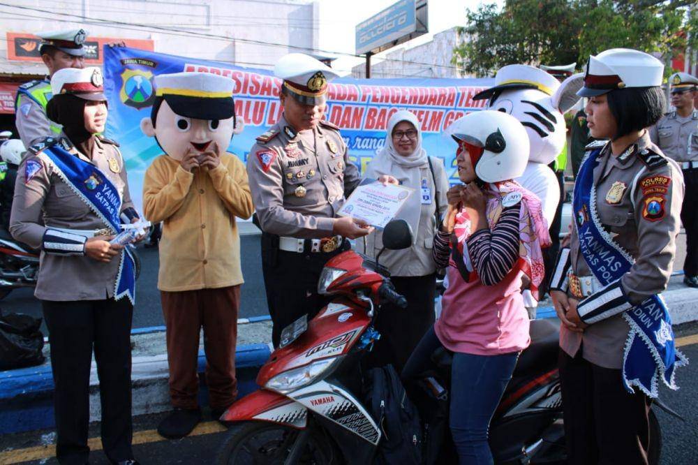 Kasatlantas Polres Madiun AKP Jimmy Heriyanto Manurung (tiga dari kanan) memberikan piagam kepada pengendara motor yang tertib pada Operasi Zebra 2019 di jalur Madiun - Nganjuk wilayah Kabuoaten Madiun, Rabu (30/10). Dok.IDN Times/Istimewa