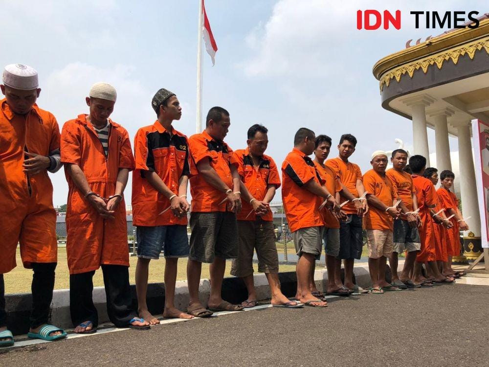 Para tersangka pengangkut minyak bumi yang akan dibawa ke luar Muba (IDN Times/Rangga Erfizal)