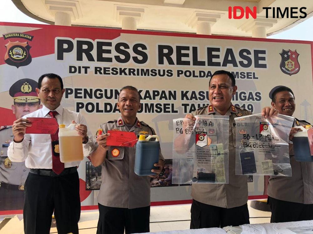 Polda Sumsel amankan penyelundupan minyak bumi di Sumsel (IDN Times/Rangga Erfizal)