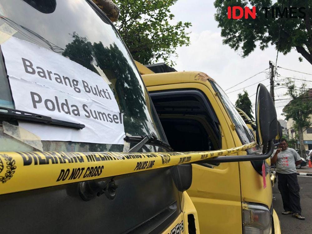 Barang bukti mobil pengangkut minyak yang sudah dimodifikasi diamankan di Polda Sumsel (IDN Times/Rangga Erfizal)