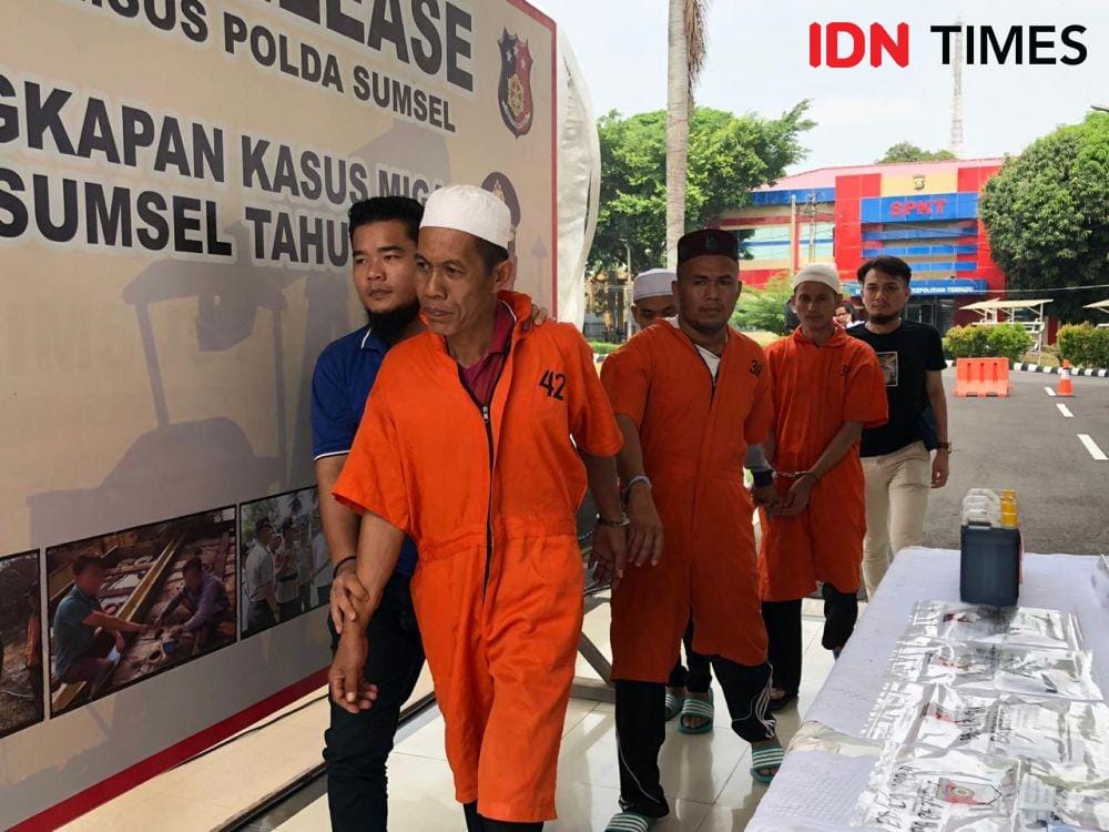 Para sopir pengangkut minyak diamankan lantaran mengangkut minyak ilegal (IDN Times/Rangga Erfizal)