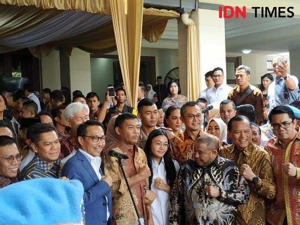 Komisi III DPR RI Sambangi Kediaman Idham Azis (IDN Times/Axel Jo Harianja)