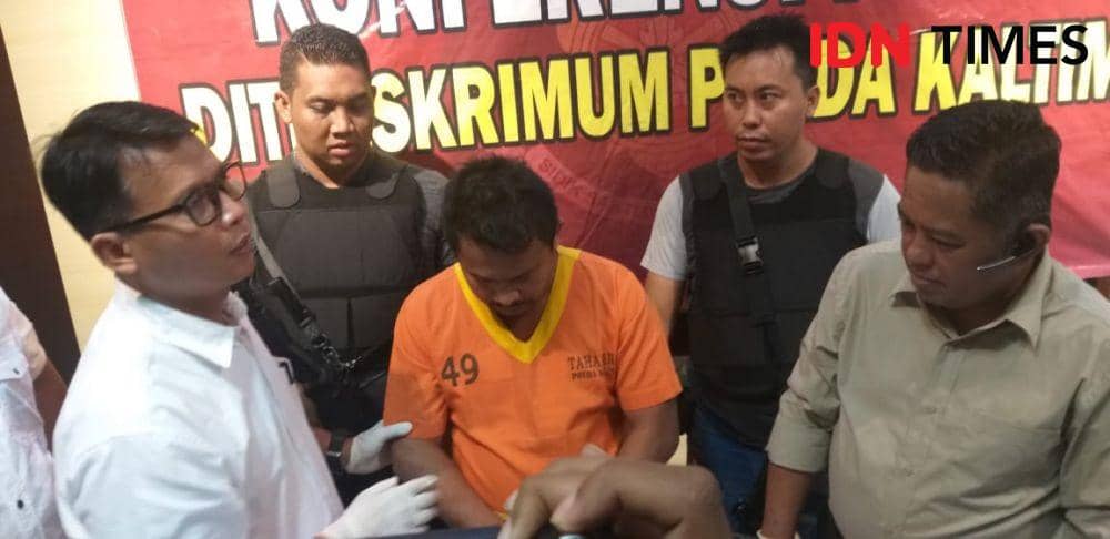 Perampok di Balikpapan, Hendra Ismanto (baju orange), diperiksa jajaran Polda Kaltim. IDN Times/Surya Aditya