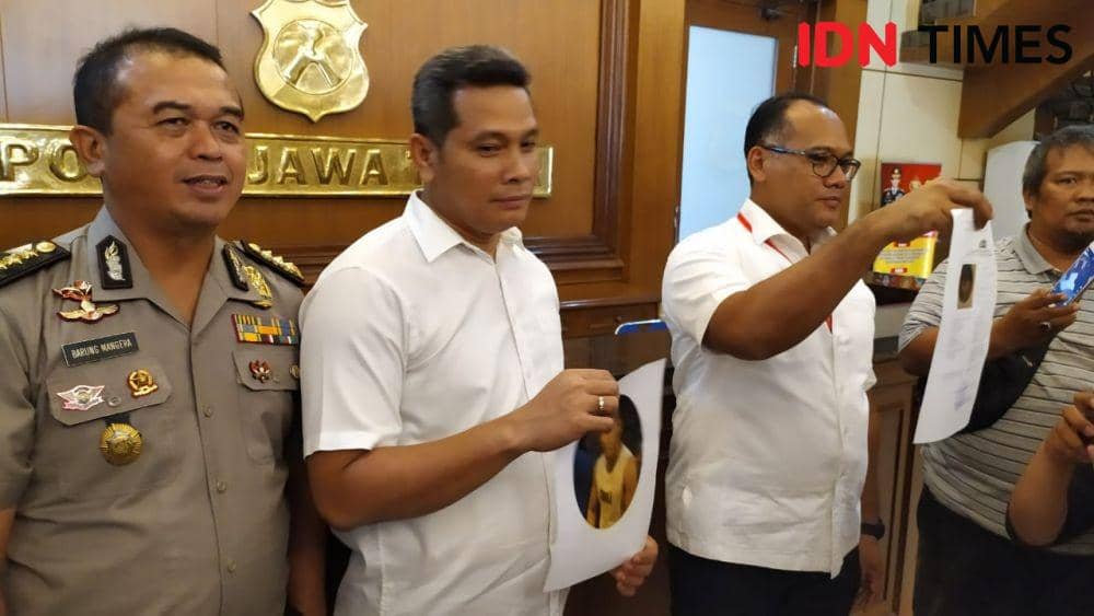 Dari kiri ke kanan: Kasubdit III Jatanras Ditreskrimum Polda Jatim AKBP Leo Sinambela, Kabid Humas Polda Jatim Kombes Pol Frans Barung Mangera, dan Dirreskrimum Polda Jatim Kombes Pol Gidion Arif saat konferensi pers di Mapolda Jatim. IDN Times/Dok. Istimewa