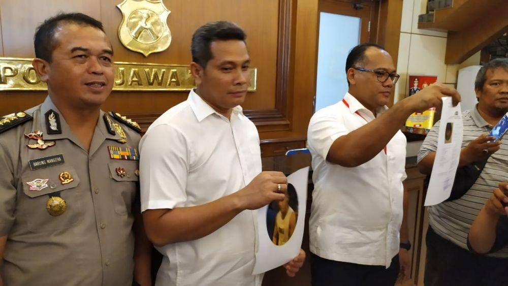 Dari kiri ke kanan: Kabid Humas Polda Jatim Kombes Pol Frans Barung Mangera, Kasubdit III Jatanras Ditreskrimum Polda Jatim AKBP Leo Sinambela, Dirreskrimum Polda Jatim Kombes Pol Gidion Arif saat konferensi pers di Mapolda Jatim. IDN Times/Dok. Istimewa
