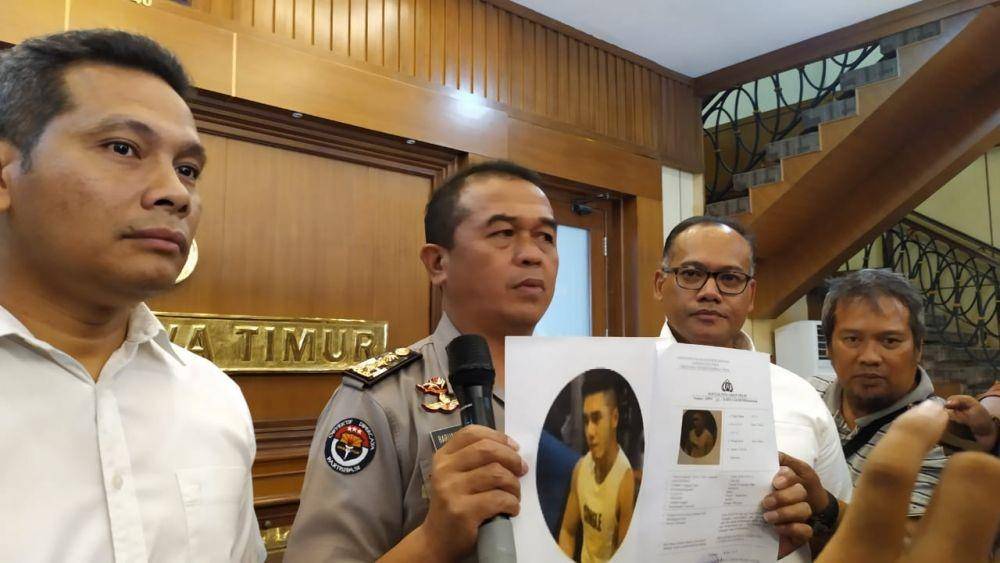 Dari kiri ke kanan : Kasubdit III Jatanras Ditreskrimum Polda Jatim AKBP Leo Sinambela, Kabid Humas Polda Jatim Kombes Pol Frans Barung Mangera, dan Dirreskrimum Polda Jatim Kombes Pol Gidion Arif saat konferensi pers di Mapolda Jatim. IDN Times/Dok. Istimewa
