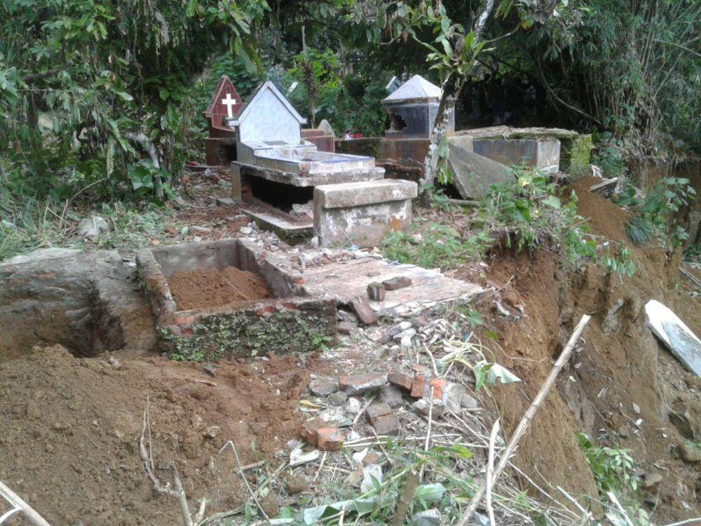 Kuburan amblas karena longsor di Deliserdang (IDN Times/Istimewa)