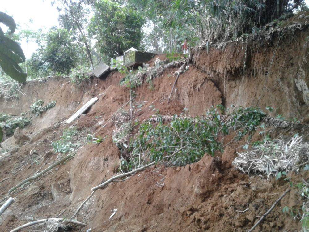 Kuburan amblas karena longsor di Deliserdang (IDN Times/Istimewa)