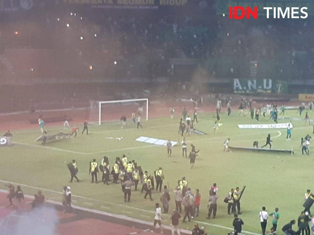 Penonton masuk ke lapangan usai laga Persebaya vs PSS, Selasa (29/10). IDN Times/Ardiansyah Fajar