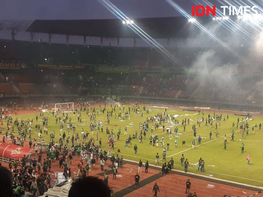 Penonton masuk ke lapangan usai pertandingan antara Persebaya vs PSS Sleman di Stadion Gelora Bung Tomo, Selasa (29/10). IDN Times/Ardiansyah Fajar.