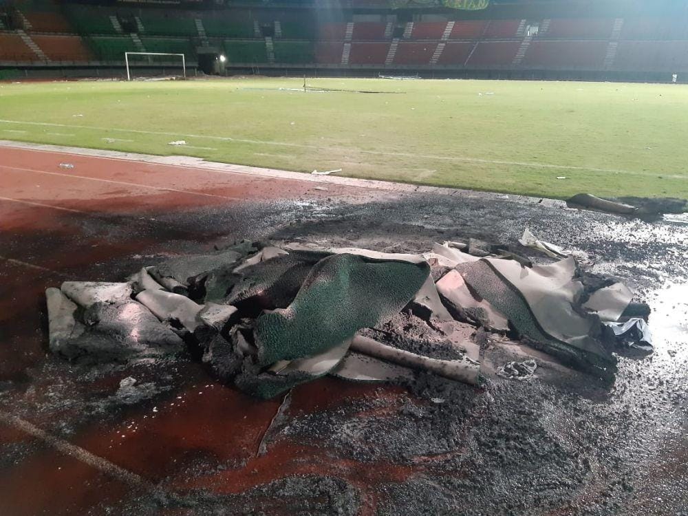 Sisa pembakaran di stadion Gelora Bung Tomo. Dok.IDN Times/Istimewa.