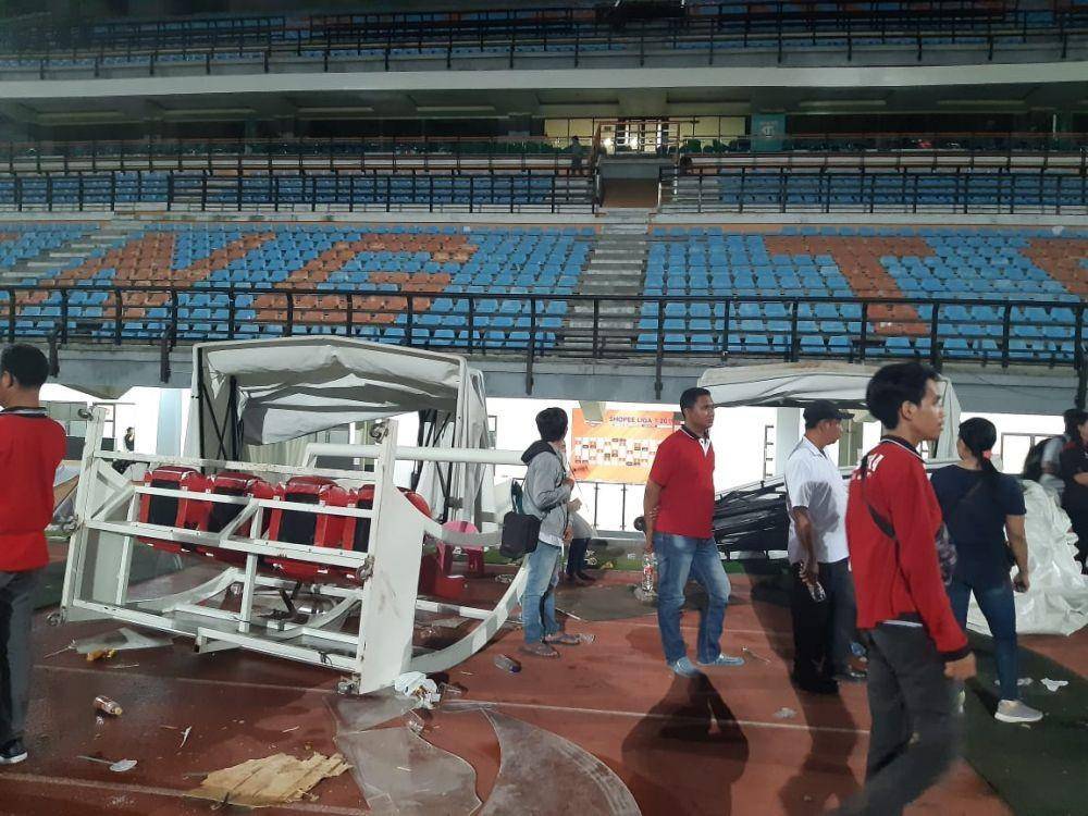 Tampak beberapa bagian stadion Gelora Bung Tomo rusak usai kericuhan Persebaya vs PSS, Selasa (29/10). Dok.IDN Times/Istimewa.