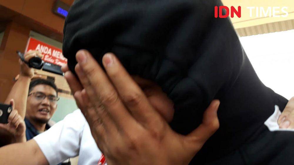 Tersangka muncikari Sony saat rilis kasus prostitusi di Mapolda Jatim, Rabu (30/10).