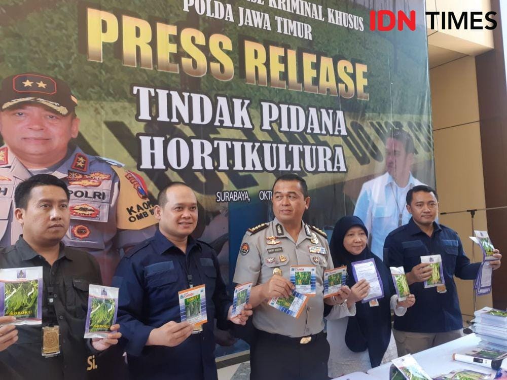 Kasudbid IV Tipidter Polda Jatim Kompol Wahyudi (dua dari kiri), Kabid Humas Kombes Pol Frans Barung Mangera dan Pengawas Bibit Tanaman Dinas Pertanian Jatim Darlina Yuni (dua dari kanan) saat gelar rilis di Ditreskrimsus Polda Jatim, Rabu (30/10). IDN Times/Ardiansyah Fajar