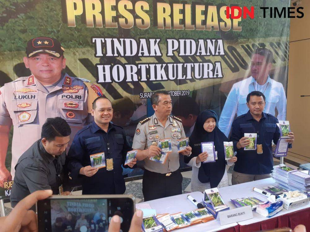 Kasudbid IV Tipidter Polda Jatim Kompol Wahyudi (dua dari kiri), Kabid Humas Kombes Pol Frans Barung Mangera dan Pengawas Bibit Tanaman Dinas Pertanian Jatim Darlina Yuni (dua dari kanan) saat gelar rilis di Ditreskrimsus Polda Jatim, Rabu (30/10). IDN Times/Ardiansyah Fajar