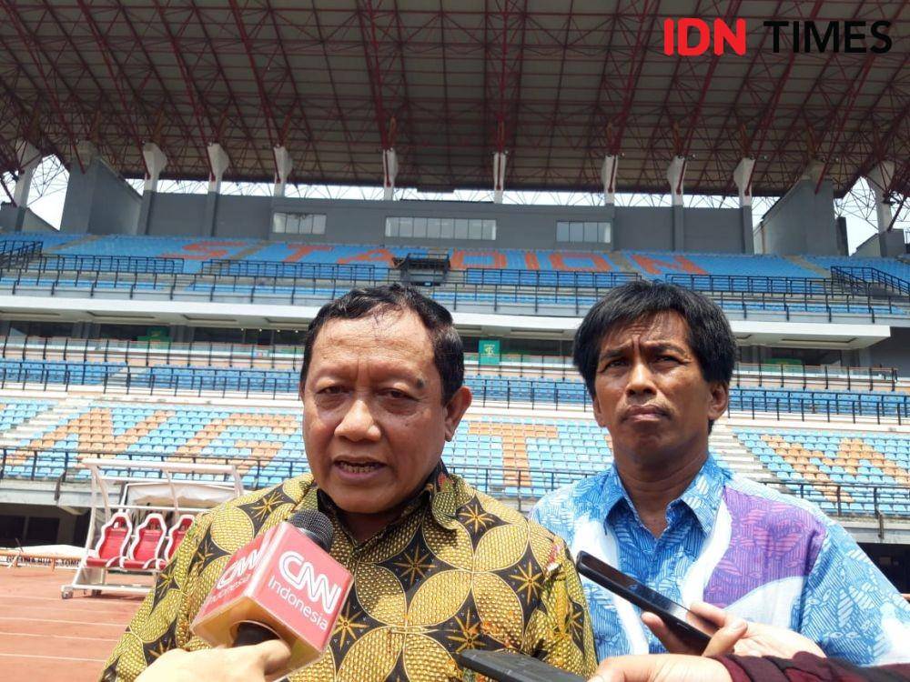 Kadispora Surabaya Afghani Wardhana (kiri) bersama Kabid Sarpras Dispora Edi Santoso saat mengecek kerusakan pascapemkaran Gelora Bung Tomo, Rabu (30/10). IDN Times/Fitria Madia