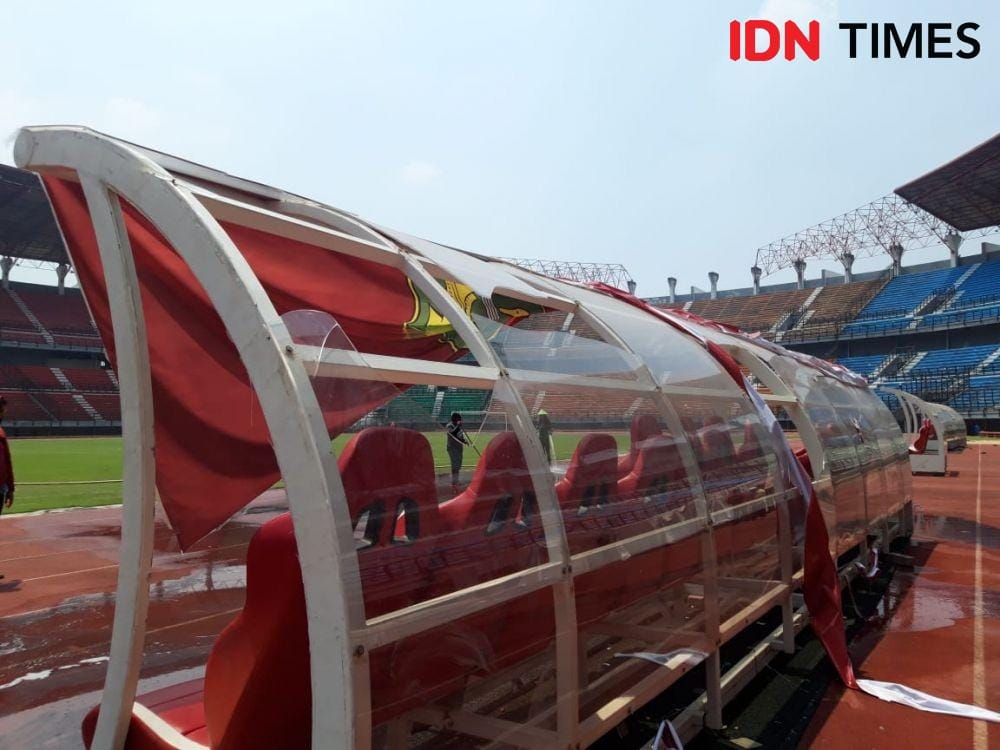Tampak bench pemain di stadion Gelora Bung Tomo rusak usai kerusuhan Selasa (29/10). IDN Times/Fitria Madia