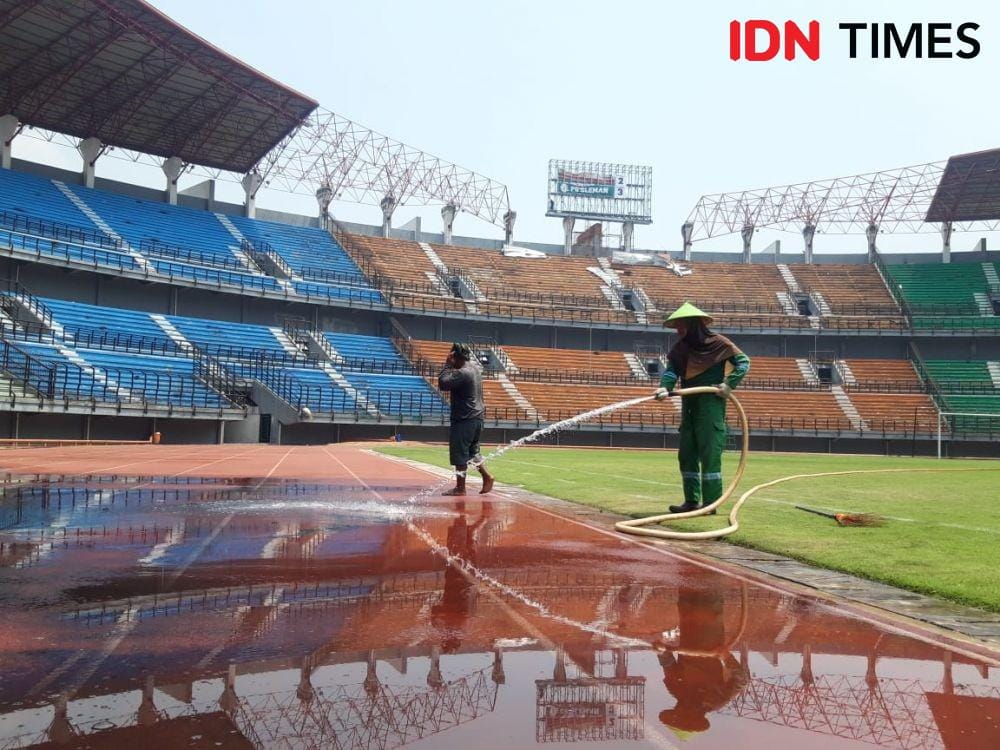 Petugas melakukan pembersihan di stadion Gelora Bung Tomo usai kerusuhan pada pertandingan Persebaya vs PSS Sleman, Selasa (29/10). IDN Times/Fitria Madia.