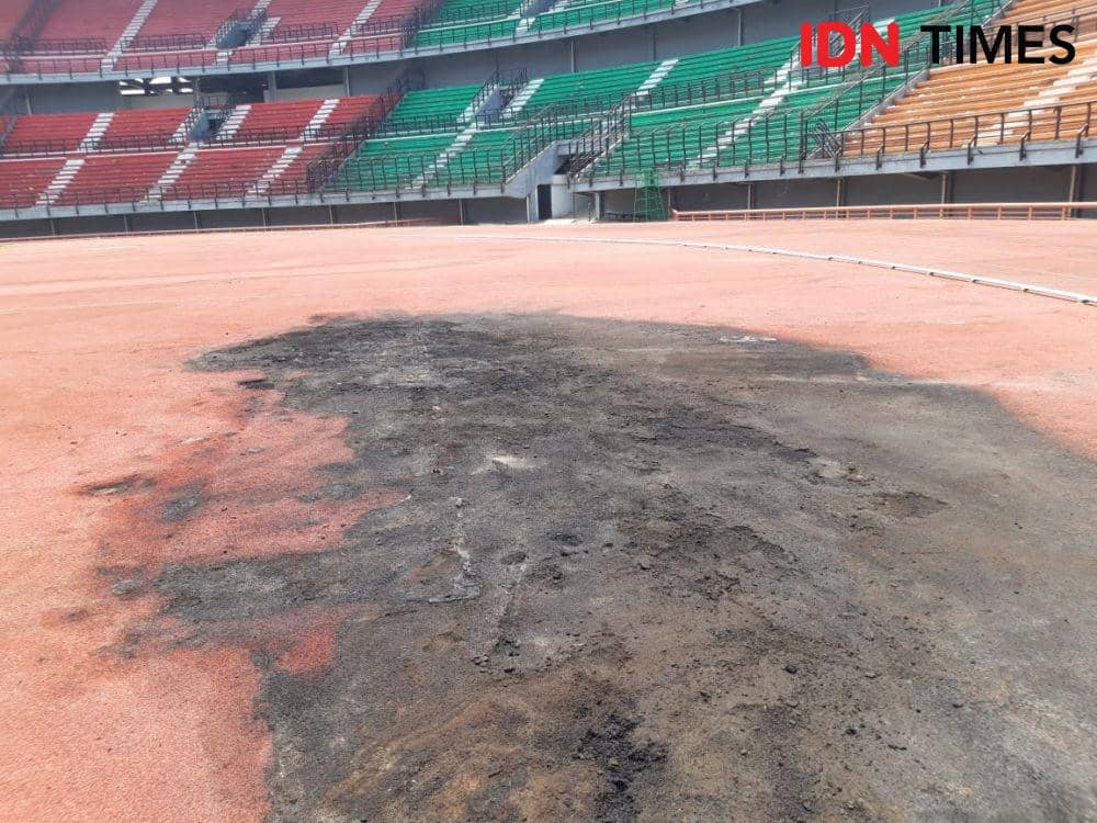 Sisa pembakaran di stadion Gelora Bung Tomo. IDN Times/Fitria Madia.