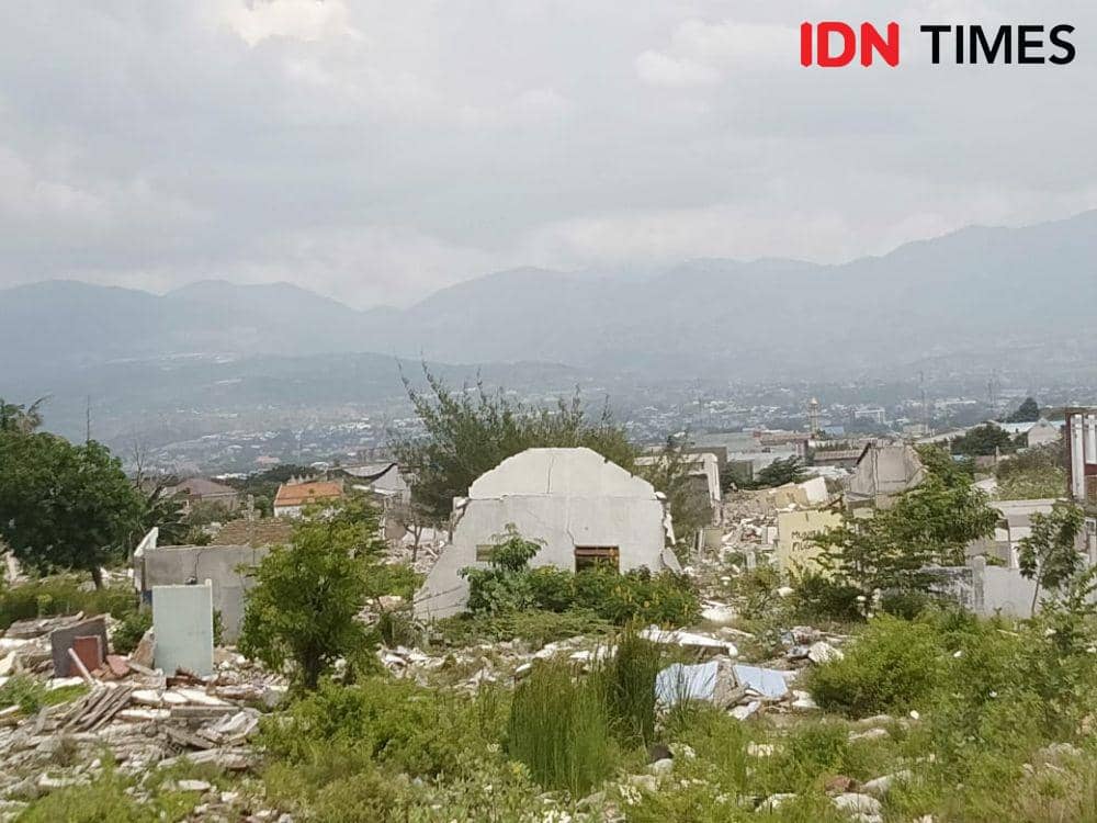 Sisa bangunan akibat gempa, tsunami, hingga likuefaksi di Kota Palu, Sulteng. (IDN Times/Dini Suciatiningrum)