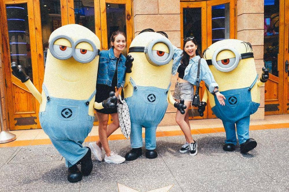 9 Potret Artis Bareng Karakter Boneka, Serasa Ada di Negeri Dongeng!