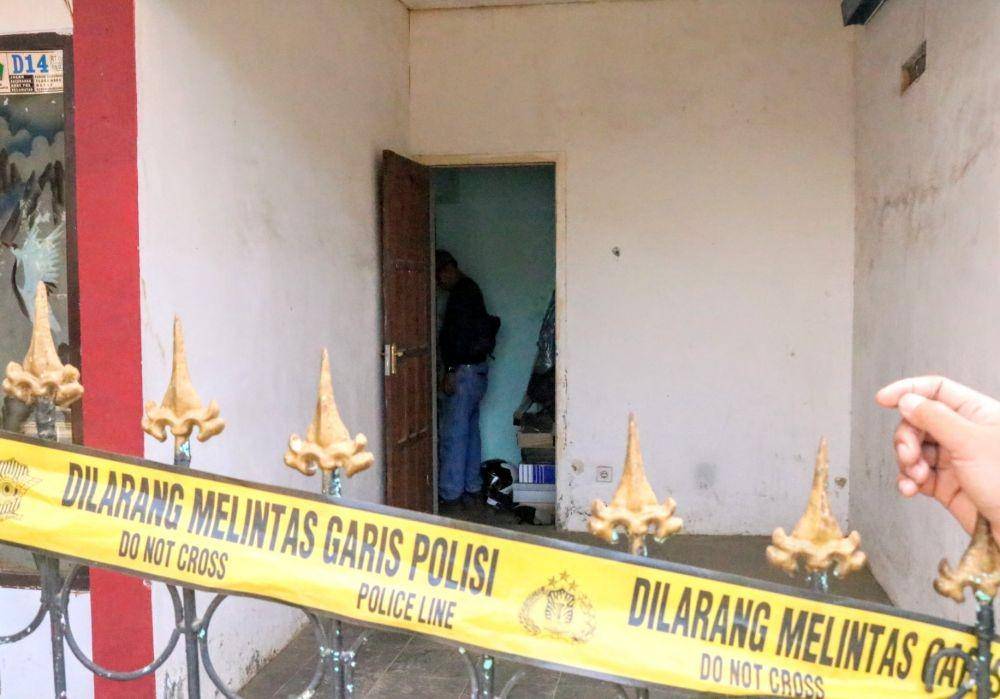 Polres Malang Kota saat melakukan olah TKP di Perum Tlogowaru Indah, Kedungkandang kota Malang, Kamis (31/10). IDN Times/ Alfi Ramadana