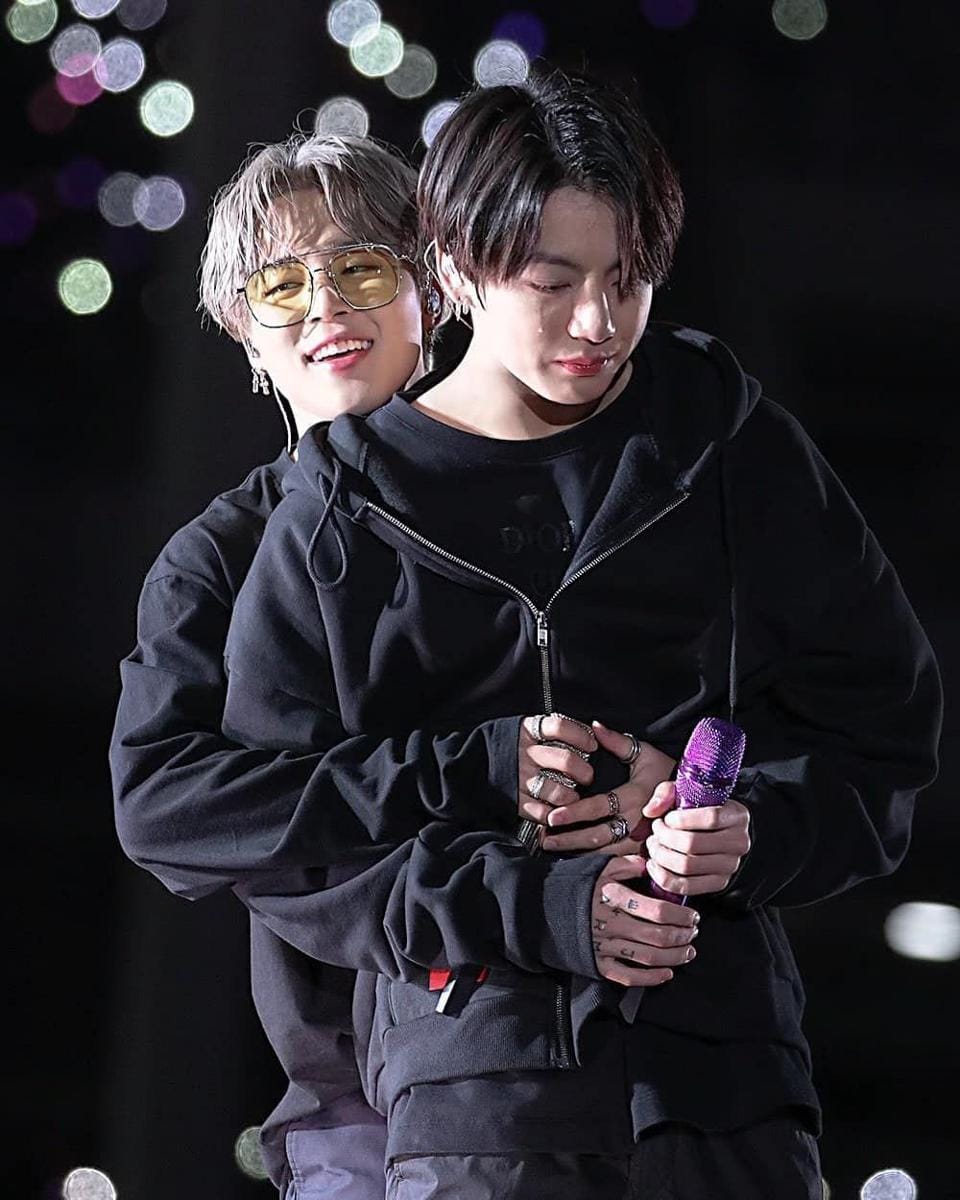Jimin memeluk Jungkook