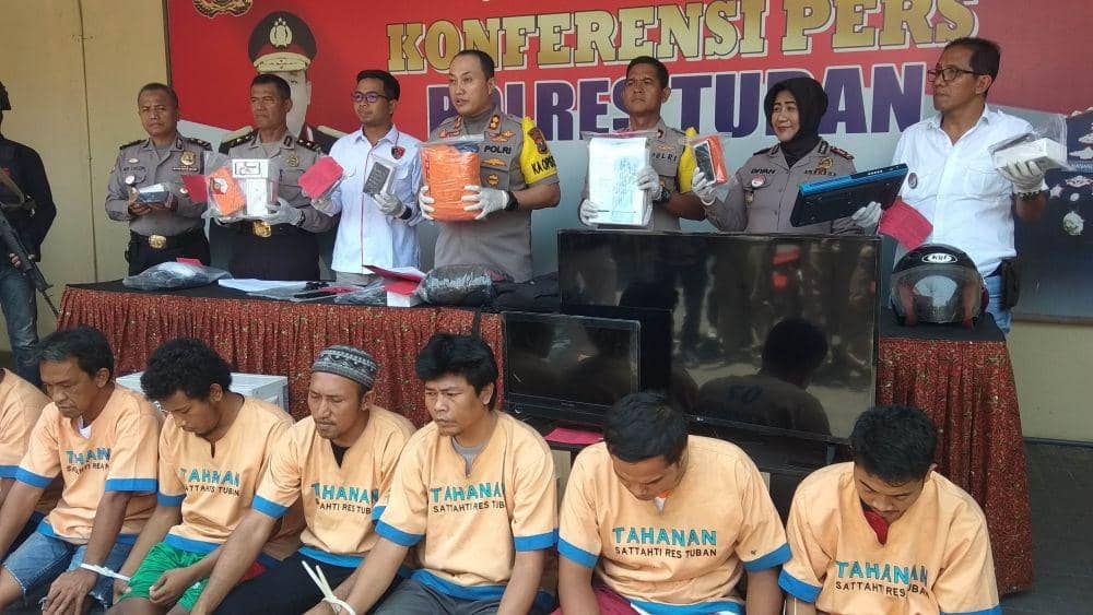 Paling tengah, Kapolres Tuban AKBP Nanang Haryono saat menunjukkan barang bukti. IDN Times/Imron