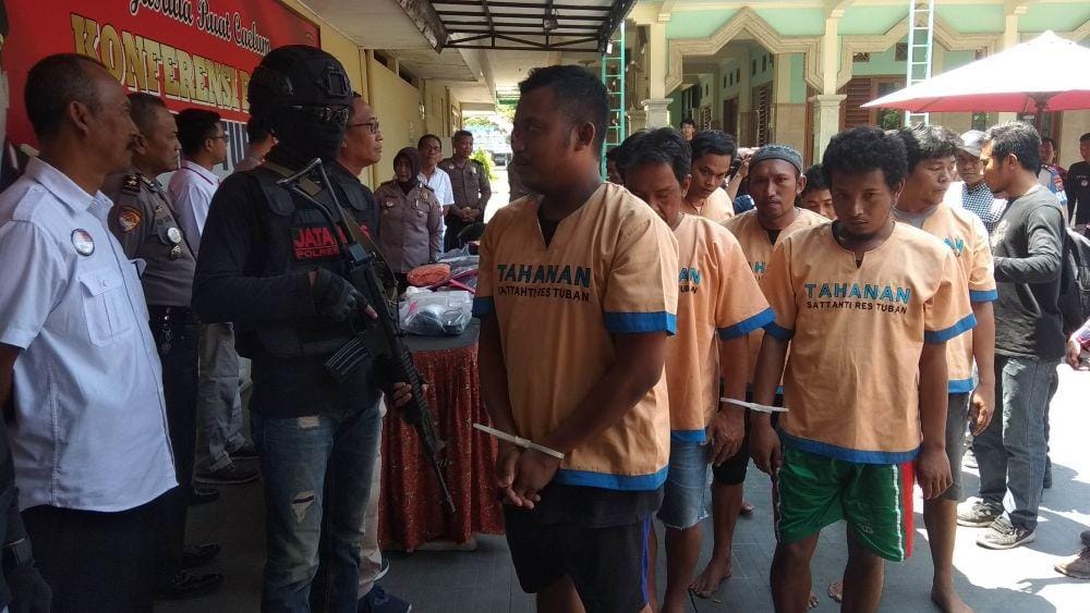 Paling depan pelaku penipuan EB saat digelandang ke Mapolres Tuban. IDN Times/Imron