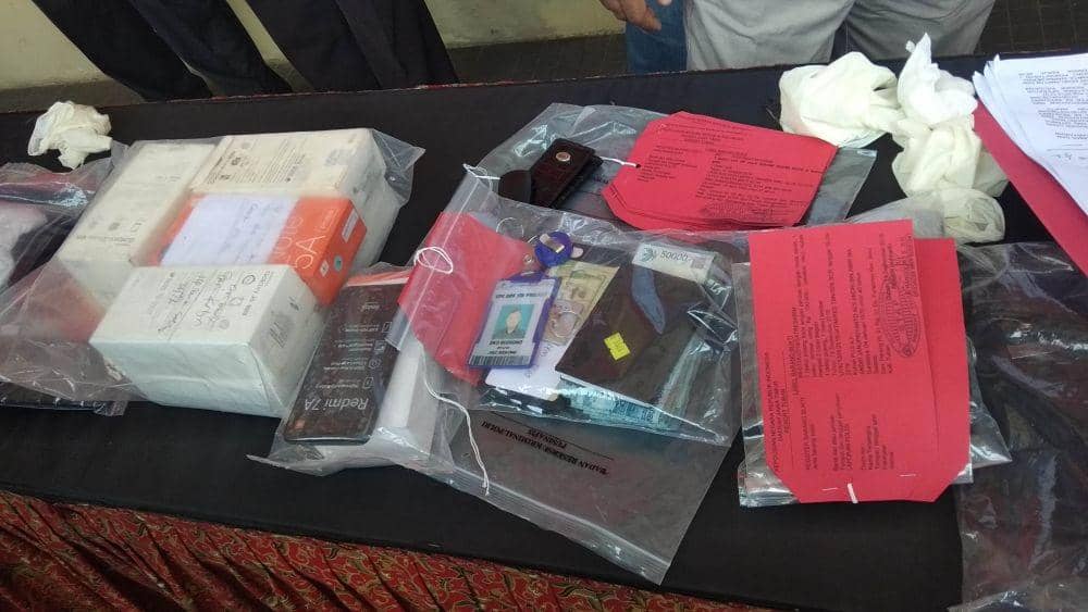 Barang bukti berupa kartu pekerja yang berhasil diamankan polisi