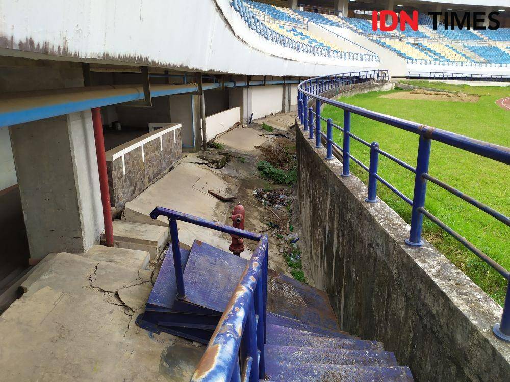 Retak di bagian fondasi kursi penonton Stadion Utama Palaran (IDN Times/Yuda Almerio)