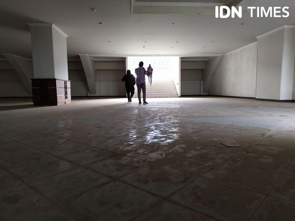 Debu merajalela di bagian gedung dalam stadion (IDN Times/Yuda Almerio)