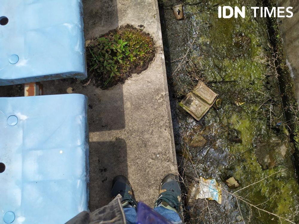 Lumut dan sampah di Stadion Utama Palaran Samarinda (IDN Times/Yuda Almerio)