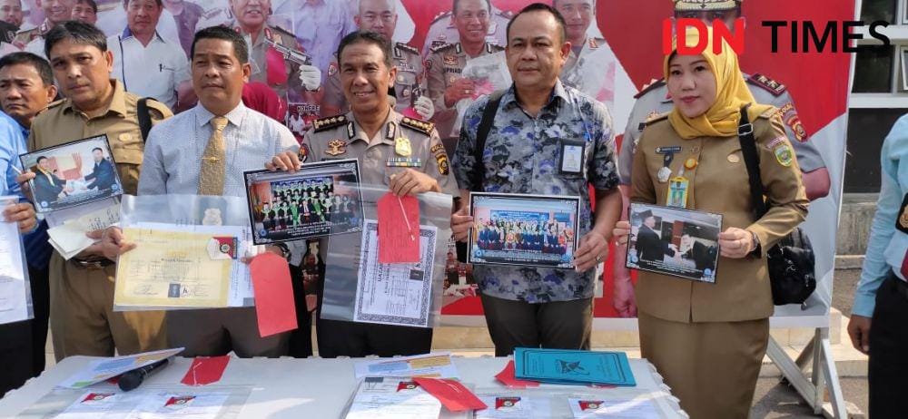 Polda Sumsel merilis tersangka kampus bodong di Palembang (IDN Times/Rangga Erfizal)