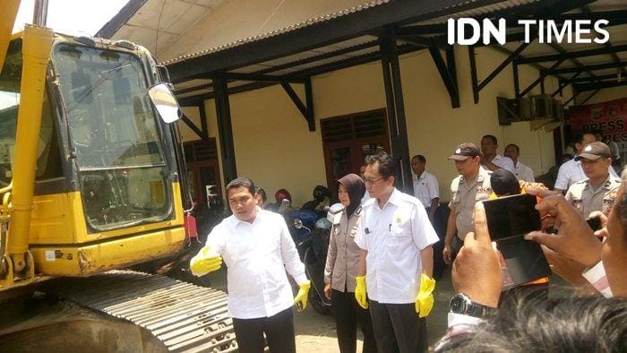 Ditresrimsus Polda DIY, Komisaris Besar Polisi Y. Tony Surya Saputra menunjukkan barang bukti ekskavator. IDN Times/Pito Agustin Rudiana