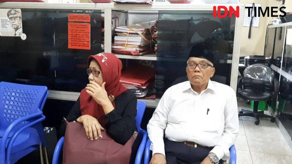 Ketua Yayasan Maimunah Sitorus dan Pembina Yayasan Sofyan Sitepu, dari Perguruan Tinggi Widya Darma Sekolah Harapan Palembang, usai ditangkap pihak Polda Sumsel. (IDN Times/Rangga Erfizal)