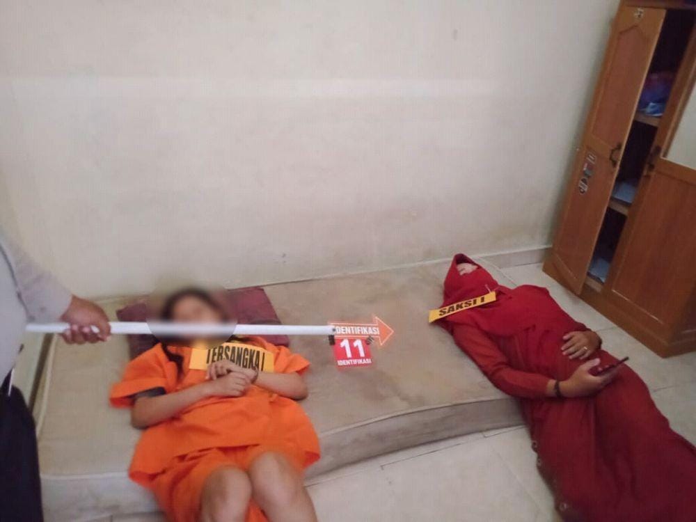 Salsa tidur bersama Wulan di indekos yang disewa Oksaktian. Sumber: Polsek Balikpapan Utara