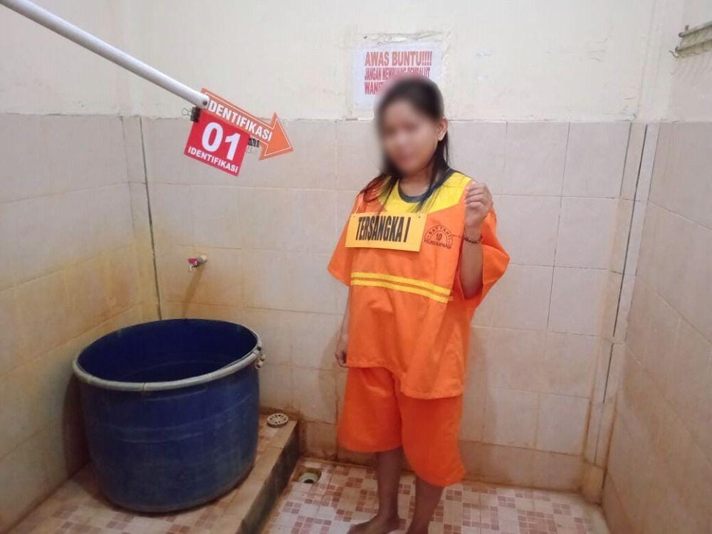 Setelah membunuh bayi kandungnya, Wulan membersihkan dirinya di kamar mandi indekosnya. Sumber: Polsek Balikpapan Utara