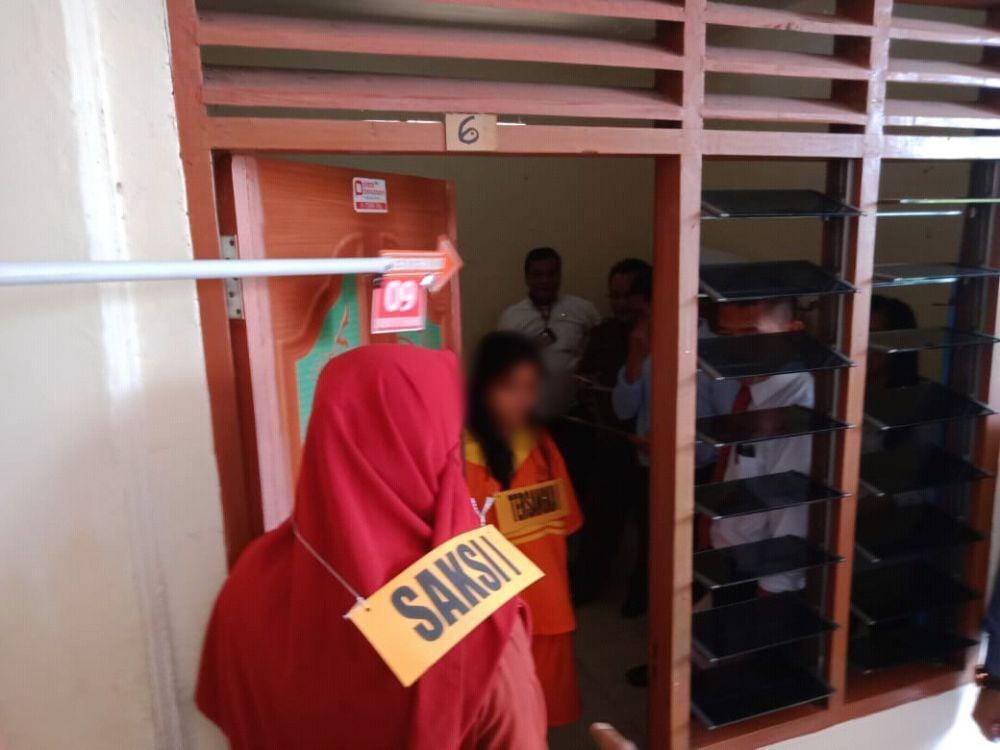 Rekan Oksaktian, Salsa (kerdung merah), hadir dalam rekonstruksi ini sebagai saksi. Sumber: Polsek Balikpapan Utara