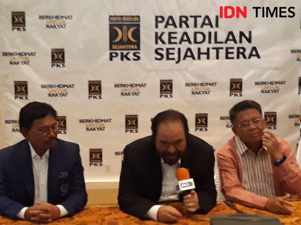 (Ketua Umum Partai Nasdem Surya Paloh [tengah] dan Presiden PKS Shohibul Iman [kanan]). IDN Times/Fitang Budhi Adhitia