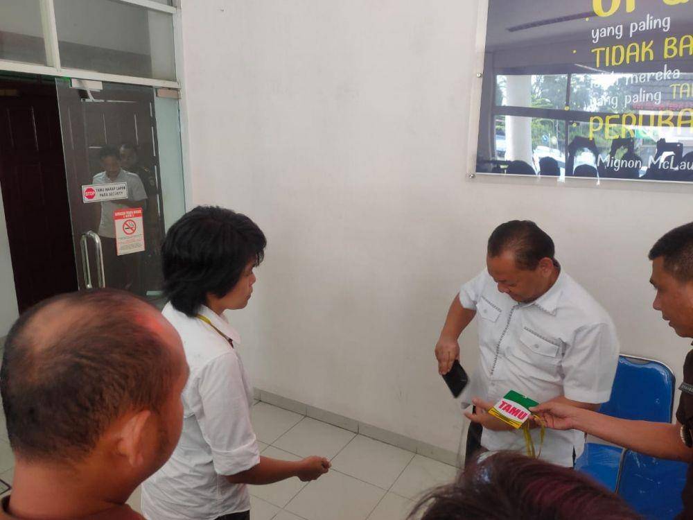 Kabag hukum Sekda kota Medan, Bambang di kantor Kejati Sumut  (Dok. IDN Times)