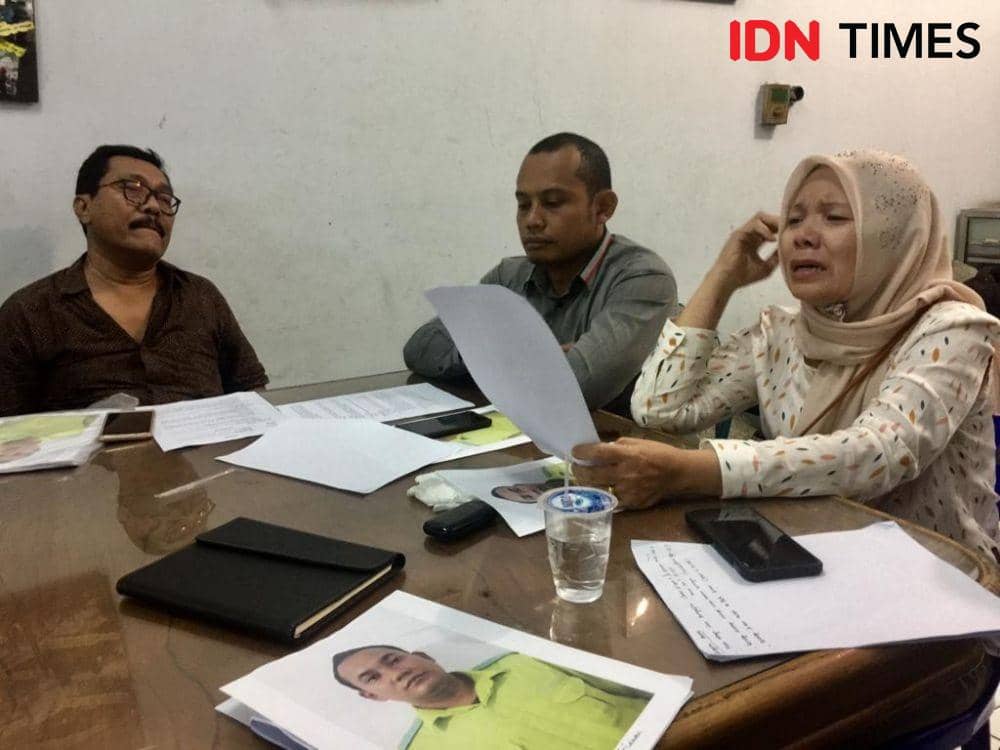 Dahlia saat menceritakan kronologis tentang Deni Irawan, menantunya yang ditangkap polisi tanpa pemberitahuan kepada pihak keluarga. (IDN Times/Prayugo Utomo)