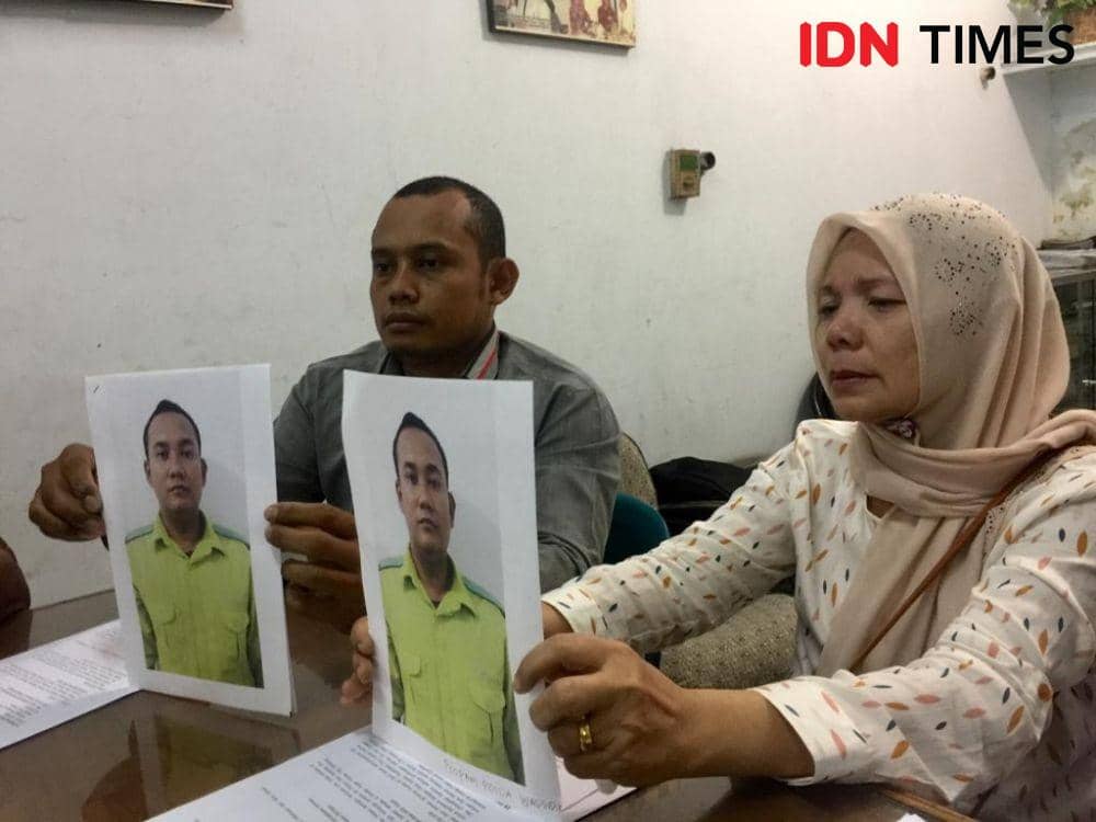 Dahlia terus menangis saat memegang foto Deni Irawan, menantunya yang ditangkap polisi tanpa pemberitahuan kepada pihak keluarga. (IDN Times/Prayugo Utomo)
