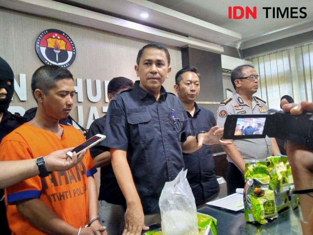 Wadirresnarkoba Polda Jatim AKBP Teddy Suhendiawan Syarif saat merilis kasus narkoba, Rabu (30/10). IDN Times/Ardiansyah Fajar.