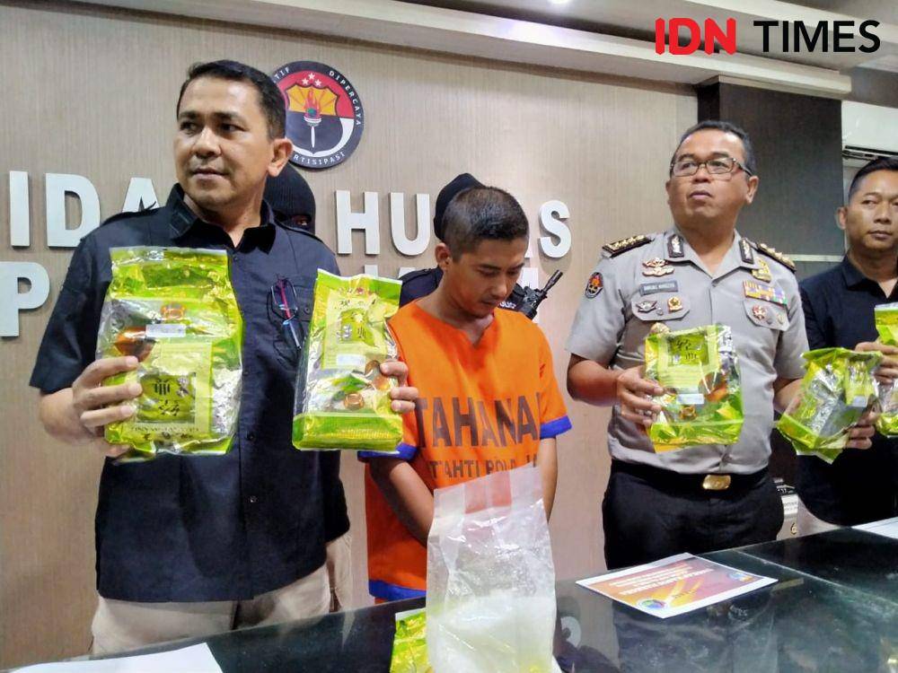 Wadirresnarkoba Polda Jatim AKBP Teddy Suhendiawan Syarif (kiri) dan Kabid Humas Polda Jatim Kombes Pol Frans Barung Mangera (kanan) mengapit tersangka GEP saat merilis kasus narkoba, Rabu (30/10). IDN Times/Ardiansyah Fajar.