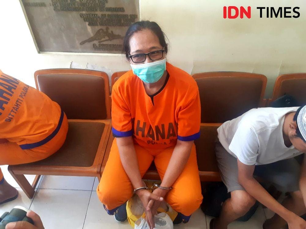 Tersangka kasus provakasi dan berita hoaks, Tri Susanti alias Mak Susi saat di Kejati Jatim, Kamis (31/10). IDN Times/Ardiansyah Fajar