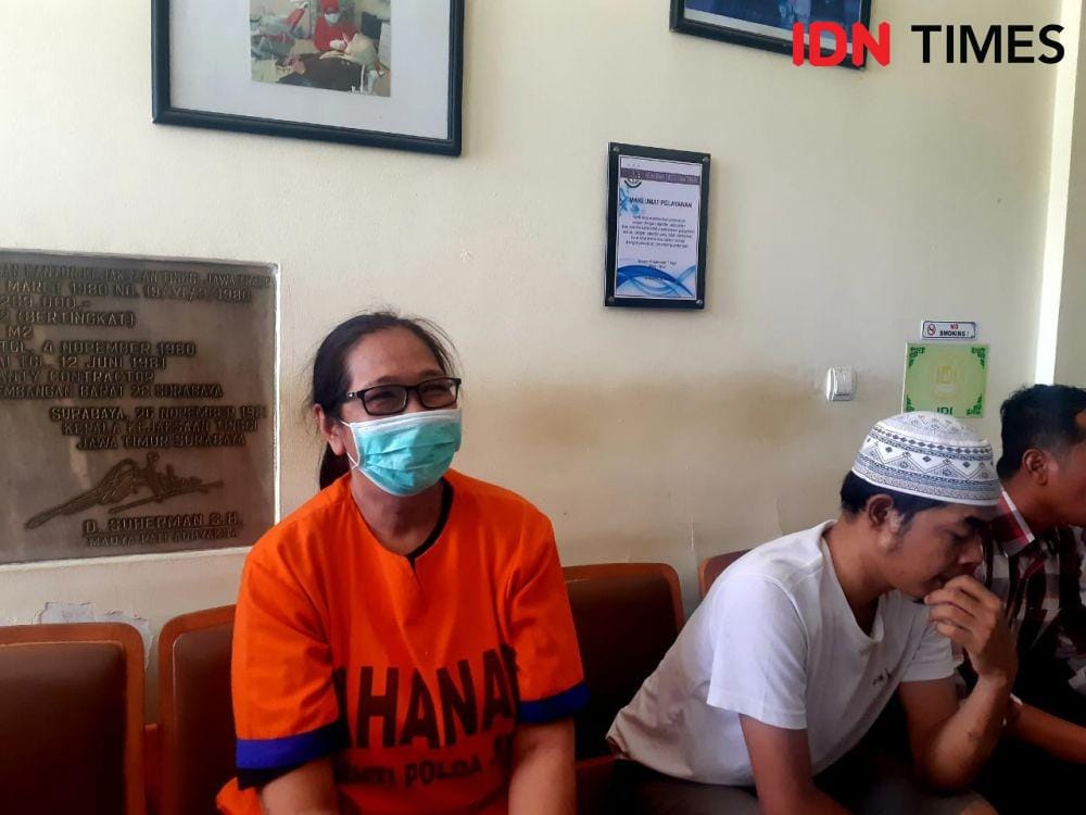 Tersangka kasus provakasi dan berita hoaks, Tri Susanti alias Mak Susi saat di Kejati Jatim, Kamis (31/10). IDN Times/Ardiansyah Fajar