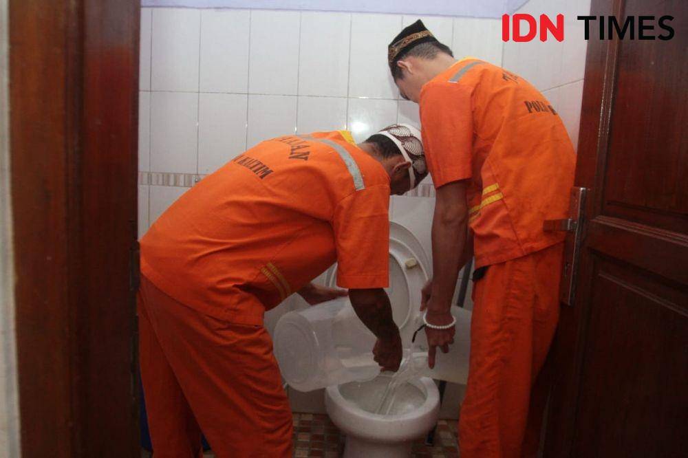 Para tersangka membuang sabu-sabu seberat 11,8 kg ke toilet untuk dimusnahkan. IDN Times/Surya Aditya
